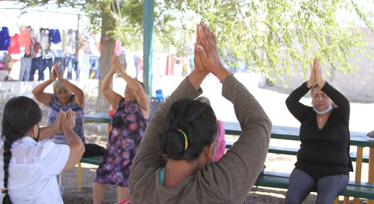 Personas en una actividad de movimiento al aire libre